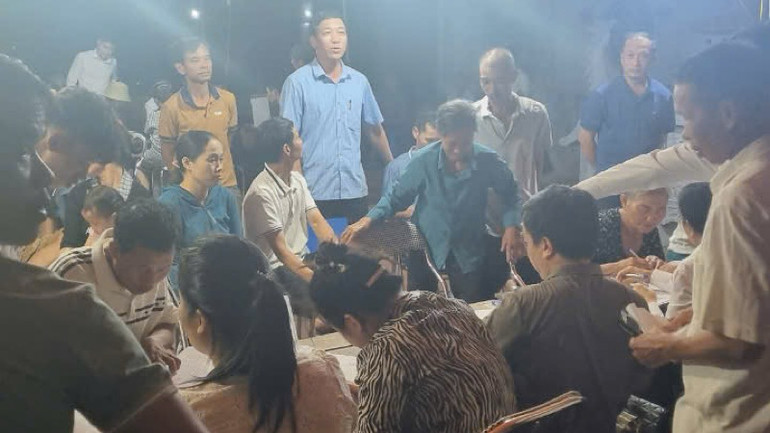 Tối 15/11, vẫn còn các hộ dân vẫn tới nhận hỗ trợ đền bù.
