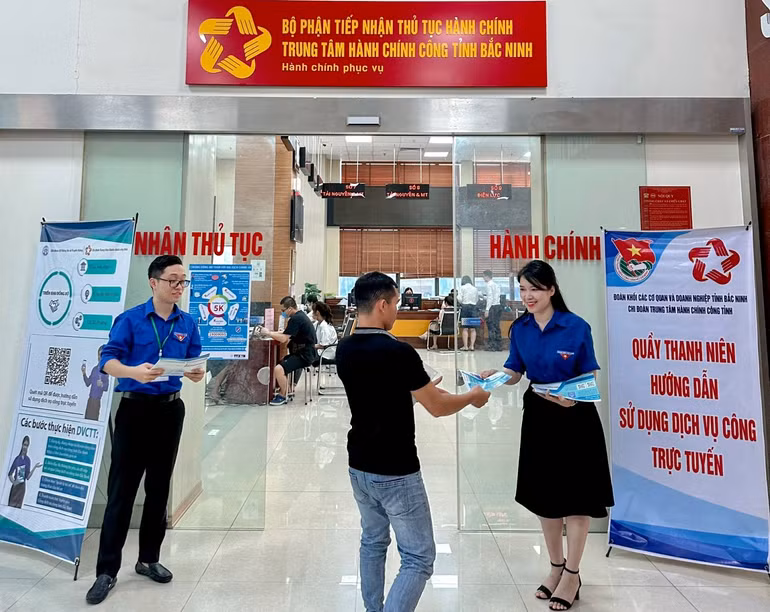 Hướng dẫn người dân sử dụng dịch vụ công trực tuyến tại Trung tâm Hành chính công tỉnh Bắc Ninh.