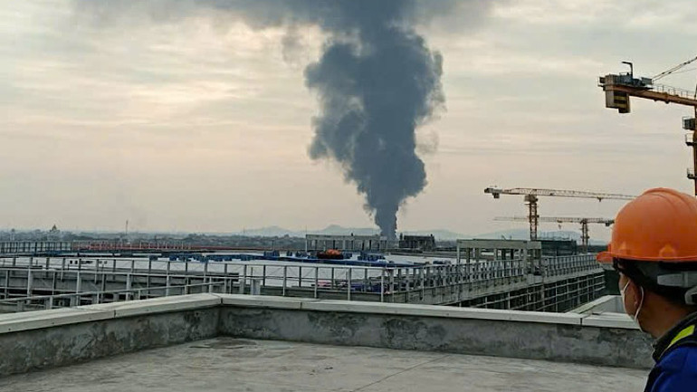 Đám cháy nhìn từ xa với các cột khói bốc cao. Đám cháy nhìn từ xa với các cột khói bốc cao.