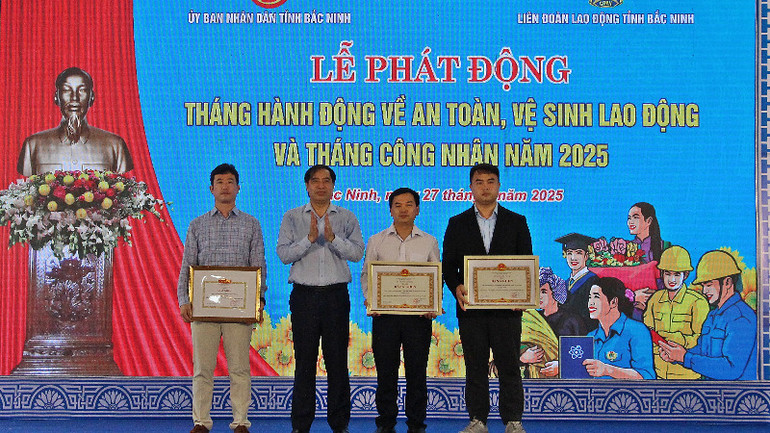 Đại diện Bộ Nội vụ trao Bằng khen tặng các tập thể có thành tích xuất sắc trong công tác an toàn, vệ sinh lao động năm 2024.