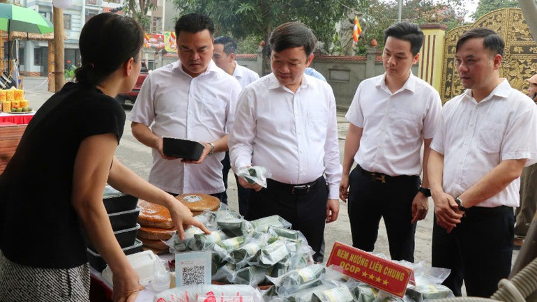 Lãnh đạo thành phố Từ Sơn đi kiểm tra công tác chuẩn bị lễ hội.