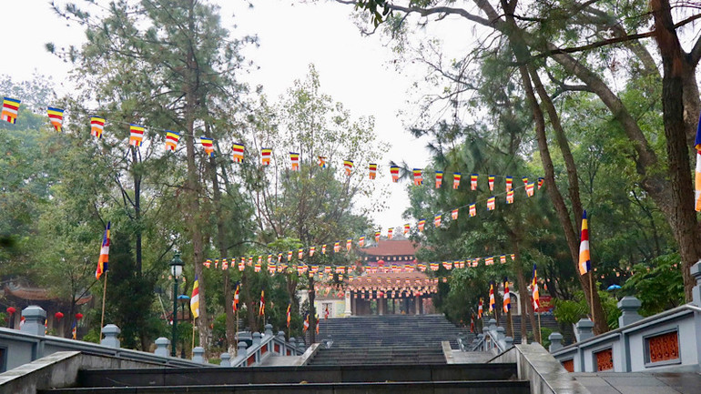 Đường lên đồi Lim.