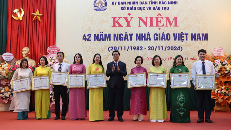 Nhiều thầy cô giáo vinh dự được Chủ tịch Ủy ban nhân dân tỉnh tặng Bằng khen. Nhiều thầy cô giáo vinh dự được Chủ tịch Ủy ban nhân dân tỉnh tặng Bằng khen.