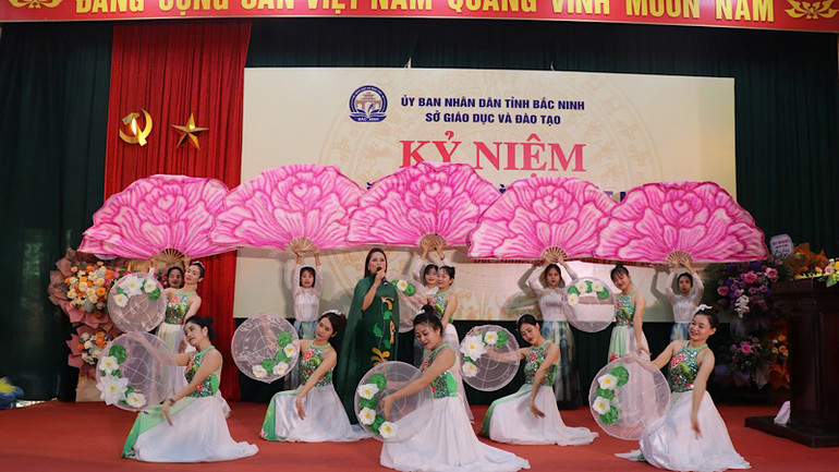 Văn nghệ chào mừng. Văn nghệ chào mừng.