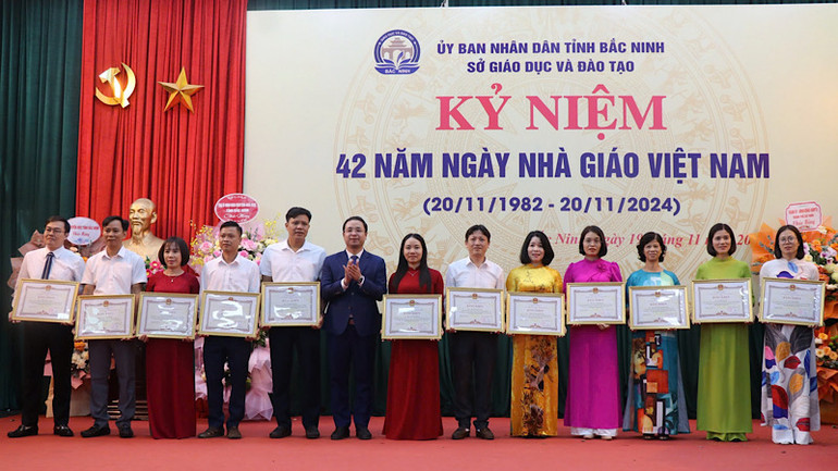 42 thầy cô giáo có thành tích xuất sắc đã được khen thưởng dịp này. 42 thầy cô giáo có thành tích xuất sắc đã được khen thưởng dịp này.