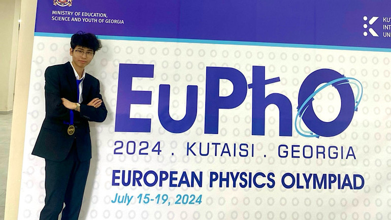 Nguyễn Công Vinh tranh thủ ''check-in'' tại kỳ thi.