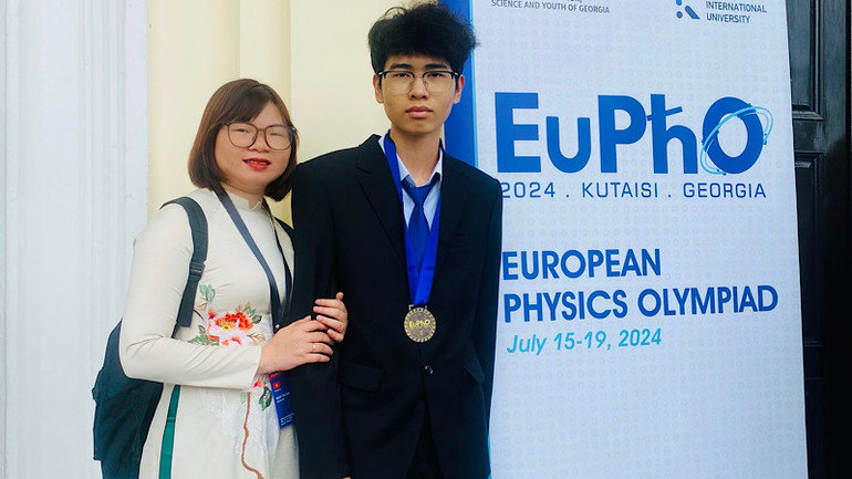 Nguyễn Công Vinh cùng cô giáo Ngô Thị Hà Trang, người luôn sát cánh bên em trong quá trình ôn luyện tại đội tuyển.