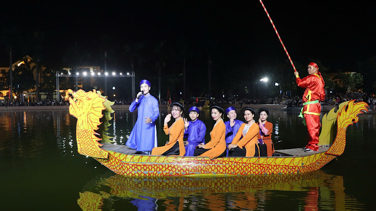 Trung tâm Văn hóa và Điện ảnh tỉnh Hà Tĩnh tham gia chương trình với các làn điệu dân ca ví giặm Nghệ-Tĩnh.