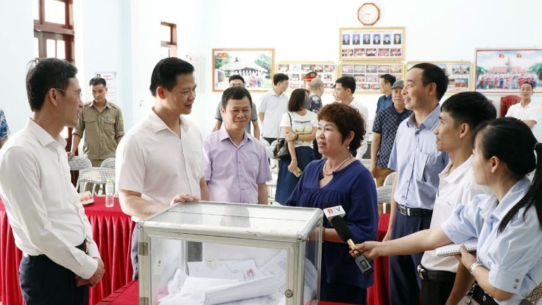 Đồng chí Vương Quốc Tuấn, Chủ tịch Ủy ban nhân dân tỉnh Bắc Ninh kiểm tra công tác lấy ý kiến cử tri tại phường Hồ, thị xã Thuận Thành. Đồng chí Vương Quốc Tuấn, Chủ tịch Ủy ban nhân dân tỉnh Bắc Ninh kiểm tra công tác lấy ý kiến cử tri tại phường Hồ, thị xã Thuận Thành.