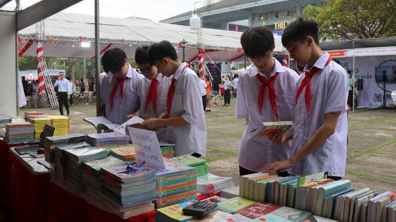 Học sinh hào hứng khám phá sách.