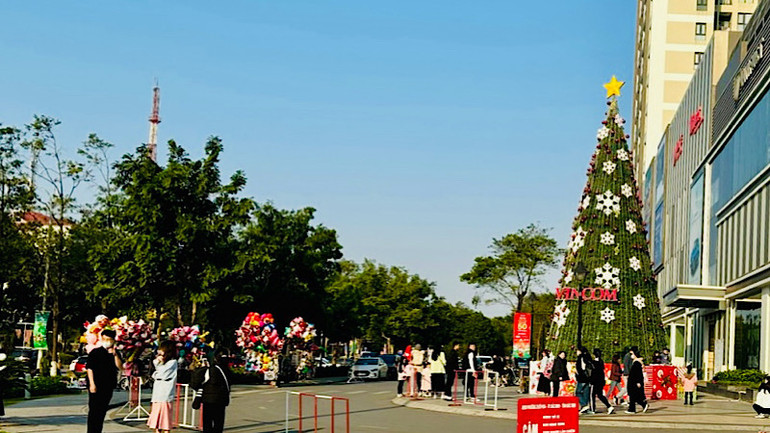 Khu vực tiểu cảnh trước trung tâm thương mại Vincom Plaza có đông các bạn trẻ đến chụp ảnh.