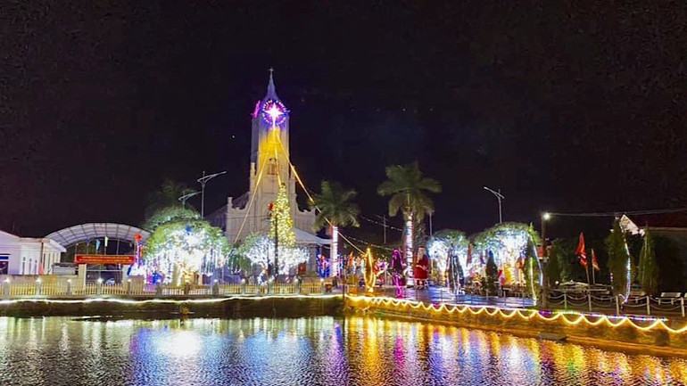 Giáo xứ Lai Tê, huyện Lương Tài lung linh khi về đêm.