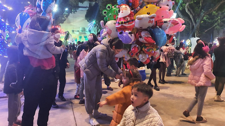 Đông đảo người dân Bắc Ninh đi chơi dịp Giáng sinh.