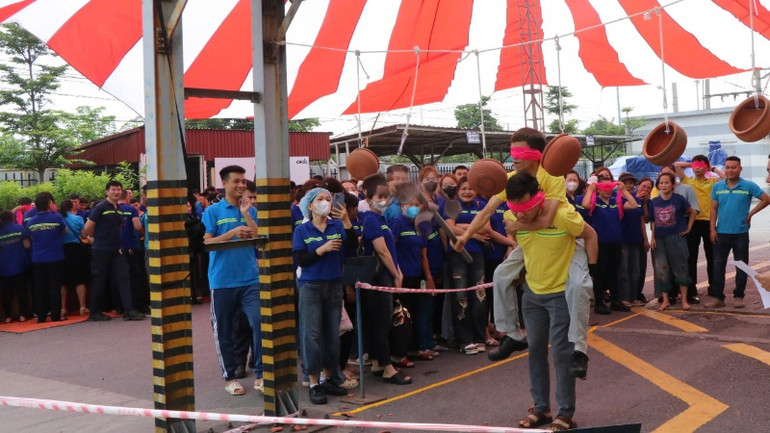 Trò chơi bịt mắt đập niêu thu hút sự chú ý của nhiều công nhân. Trò chơi bịt mắt đập niêu thu hút sự chú ý của nhiều công nhân.