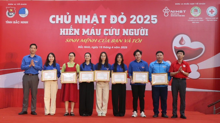 Ban Tổ chức tuyên dương các cá nhân có thành tích trong tuyên truyền, vận động hiến máu tình nguyện.