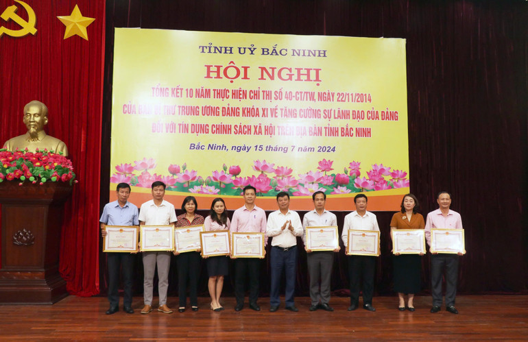 Các cá nhân có thành tích xuất sắc được tặng Bằng khen của tỉnh.