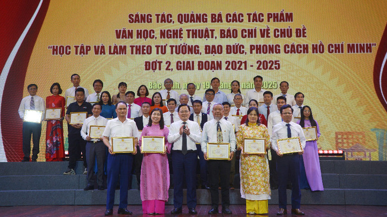 Đồng chí Nguyễn Anh Tuấn, Bí thư Tỉnh ủy Bắc Ninh trao giải Nhất tặng các cơ quan, đơn vị, tác giả, nhóm tác giả đạt giải.