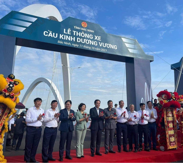 Các đại biểu dự lễ cắt băng khánh thành cầu Kinh Dương Vương.