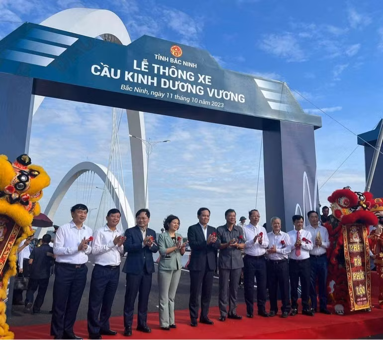 Các đại biểu dự lễ cắt băng khánh thành cầu Kinh Dương Vương.