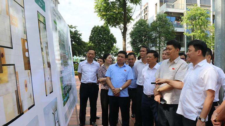 Đoàn Giám sát khảo sát thực tế tại huyện Yên Phong.