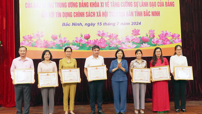 Phó Bí thư Tỉnh ủy Bắc Ninh tặng Bằng khen tới các tập thể xuất sắc.