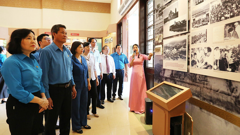 Các đại biểu tham quan Nhà trưng bày tư liệu, hiện vật về thân thế và sự nghiệp hoạt động cách mạng của đồng chí Hoàng Quốc Việt.