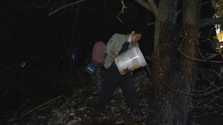 Người dân địa phương tích cực tham gia chữa cháy.