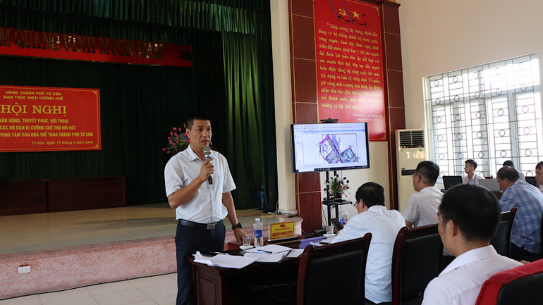 Phó Chủ tịch UBND thành phố Từ Sơn Nguyễn Mạnh Cường giải đáp kiến nghị và vận động các hộ gia đình nhận tiền đền bù để bảo đảm tiến độ Dự án. Phó Chủ tịch UBND thành phố Từ Sơn Nguyễn Mạnh Cường giải đáp kiến nghị và vận động các hộ gia đình nhận tiền đền bù để bảo đảm tiến độ Dự án.