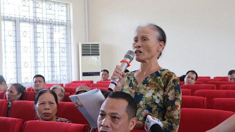 Người dân trình bày ý kiến tại buổi đối thoại. Người dân trình bày ý kiến tại buổi đối thoại.