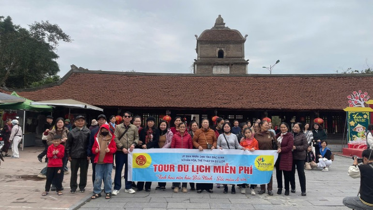 Du khách chụp ảnh kỷ niệm tại chùa Dâu. Du khách chụp ảnh kỷ niệm tại chùa Dâu.