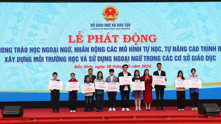 Trao học bổng tặng các học sinh Bắc Ninh có thành tích xuất sắc trong học ngoại ngữ.