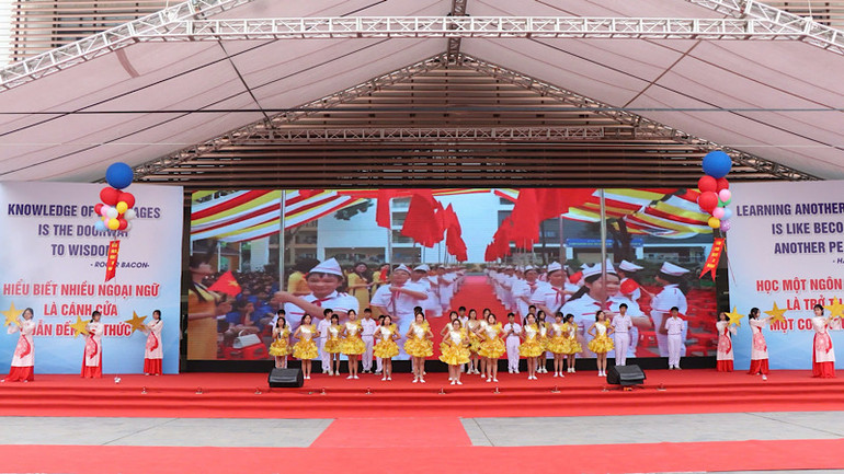 Các em học sinh thành phố Bắc Ninh biểu diễn văn nghệ chào mừng.