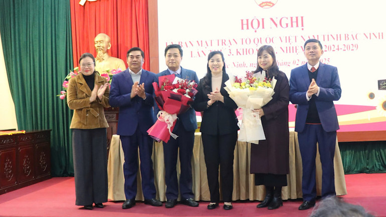 Thường trực Ủy ban Mặt trận Tổ quốc tỉnh Bắc Ninh tặng hoa chúc mừng các đồng chí vừa được hiệp thương.