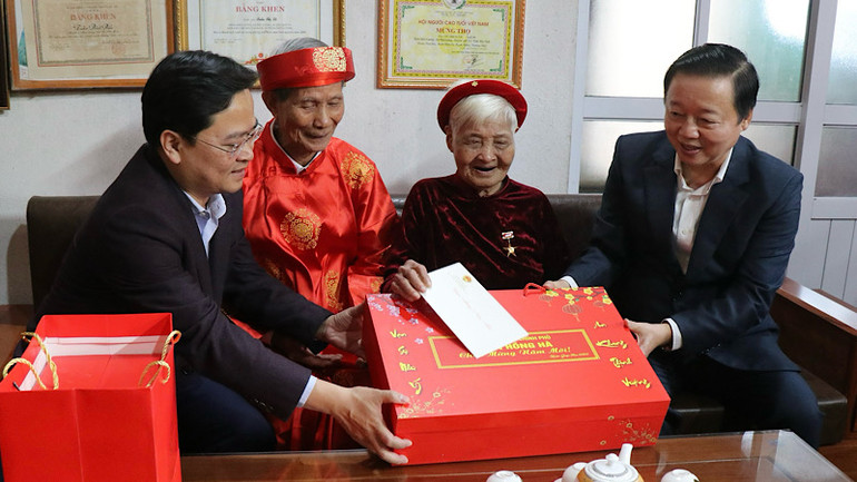 Phó Thủ tướng Chính phủ và Bí thư Tỉnh ủy Bắc Ninh chúc Tết, tặng quà Mẹ Việt Nam Anh hùng.