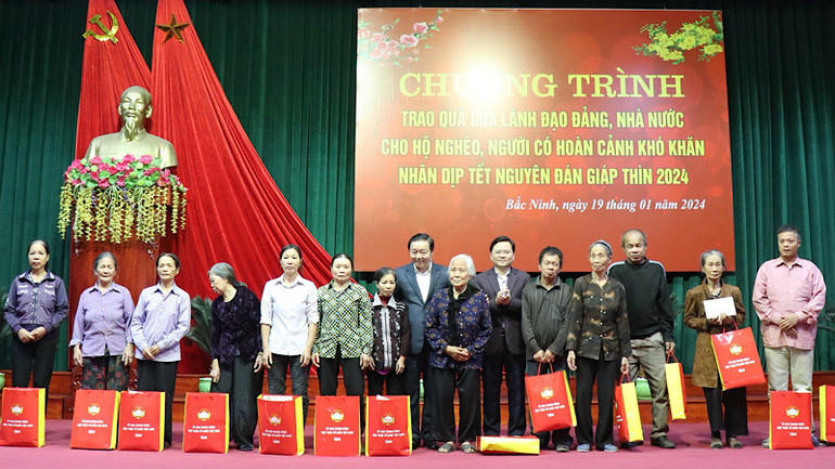 Phó Thủ tướng Chính phủ và Bí thư Tỉnh ủy Bắc Ninh tặng quà, chúc Tết 30 hộ gia đình có hoàn cảnh khó khăn tại huyện Lương Tài.