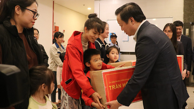 Gia đình công nhân lao động tại khu công nghiệp Yên Phong vui mừng đón nhận phần quà Tết do Phó Thủ tướng trao tặng.