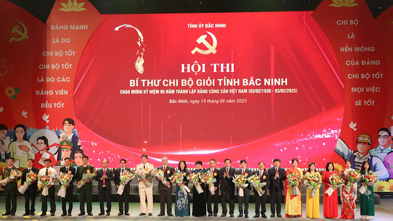 Ban tổ chức tặng hoa các thí sinh tham dự hội thi.