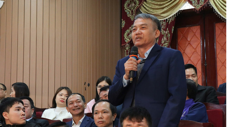 Các cử tri gửi gắm tâm tư, nguyện vọng tới các đại biểu.