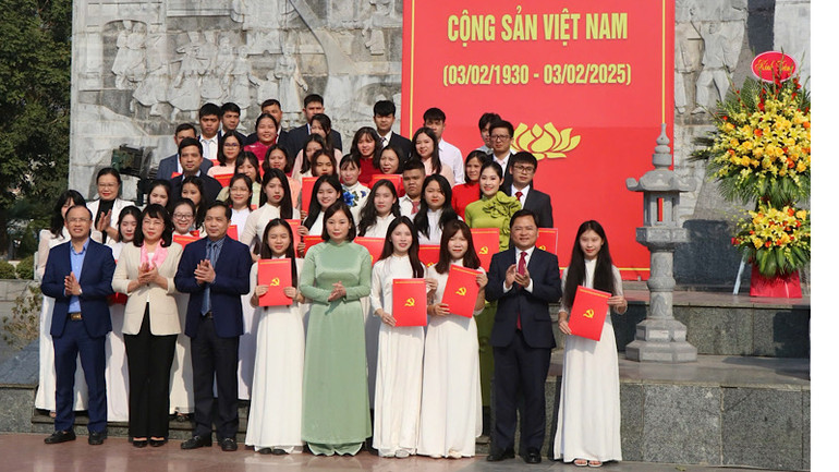 Các đảng viên mới vinh dự được trao Quyết định kết nạp đảng viên đúng dịp kỷ niệm 95 năm Ngày thành lập Đảng.