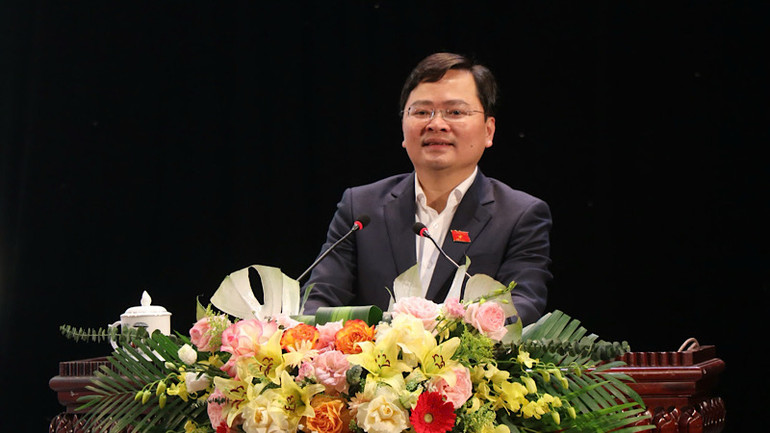 Đồng chí Nguyễn Anh Tuấn, Bí thư Tỉnh ủy, Trưởng Đoàn đại biểu Quốc hội tỉnh trực tiếp giải đáp nhiều câu hỏi, kiến nghị của cử tri tại Hội nghị.