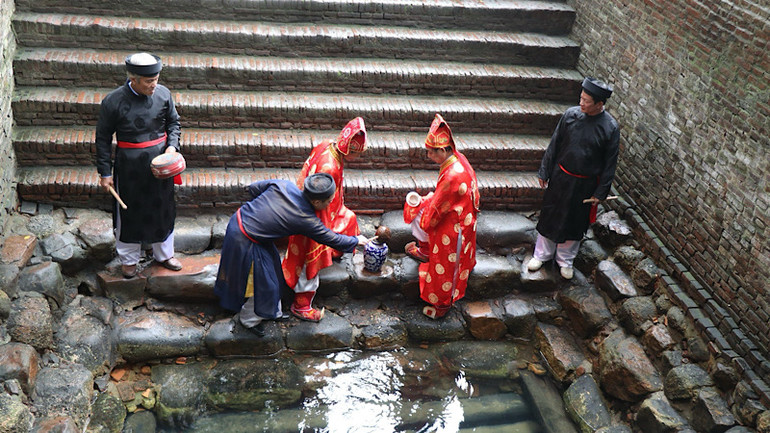 Các cụ cao niên trong làng lấy nước giếng Ngọc rước về đền làm lễ tắm Vua Bà.