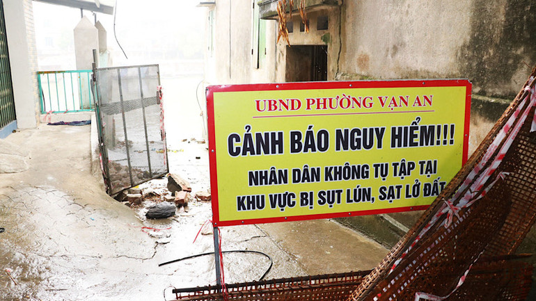 Lực lượng chức năng đặt biển cảnh báo nguy hiểm. Lực lượng chức năng đặt biển cảnh báo nguy hiểm.