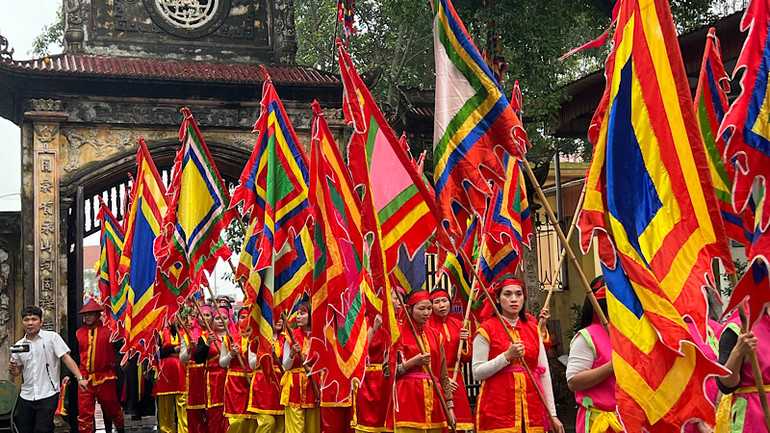 Được góp mặt tham dự đội rước là niềm vinh dự của dân làng.