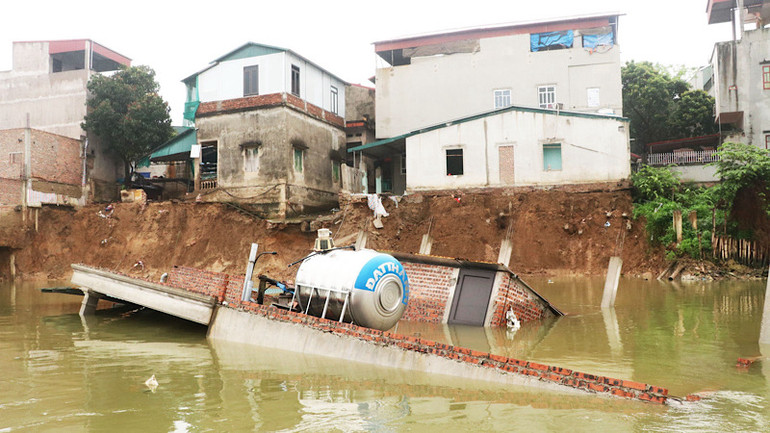 Toàn bộ ngôi nhà đã đổ sụp xuống sông Cầu.