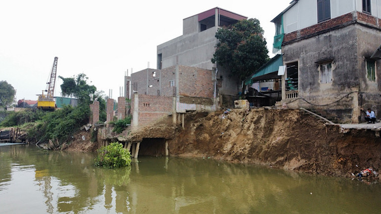 Một số ngôi nhà trong khu vực cũng đang trong tình trạng có thể sạt xuống sông bất cứ lúc nào.