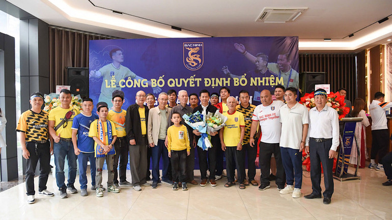 Huấn luyện viện trưởng Hoàng Anh Tuấn chụp ảnh lưu niệm cùng các cổ động viên.