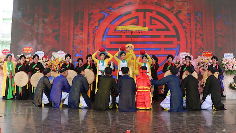 Màn tái hiện sự tích Vua Bà phát lệnh mở hội Xuân.