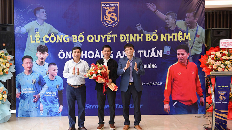 Đại diện Sở Văn hóa, Thể thao và Du lịch tỉnh Bắc Ninh chúc mừng tân Huấn luyện viên trưởng Câu lạc bộ bóng đá Bắc Ninh.