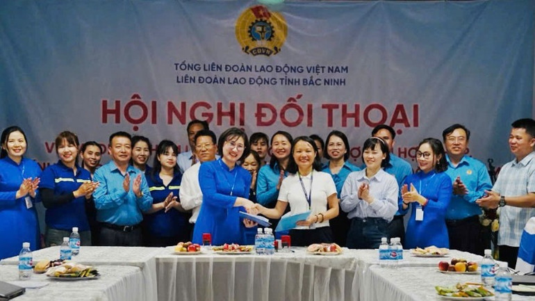 Đại diện công ty và công đoàn ký kết biên bản tại buổi đối thoại. Đại diện công ty và công đoàn ký kết biên bản tại buổi đối thoại.