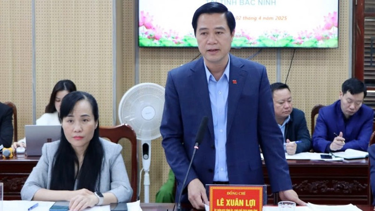 Đồng chí Lê Xuân Lợi, Phó Chủ tịch Ủy ban nhân dân tỉnh Bắc Ninh trao đổi tại buổi làm việc.